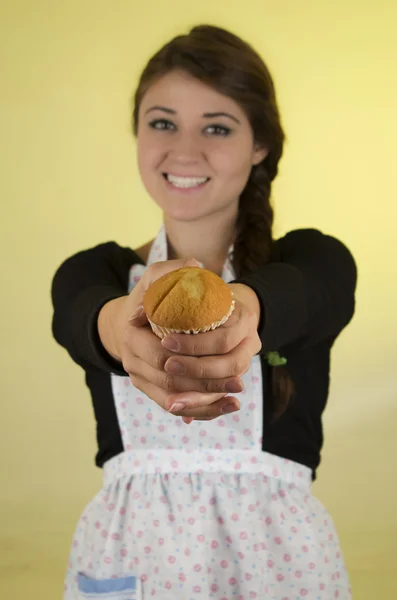 微笑美丽年轻的拉美裔布鲁内特贝克做饭的厨师的女孩 — 图库照片