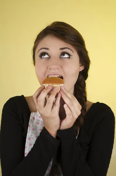 微笑美丽年轻的拉美裔布鲁内特贝克做饭的厨师的女孩 — 图库照片