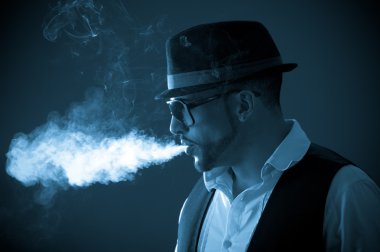 genç yakışıklı şık erkek manken Sigara