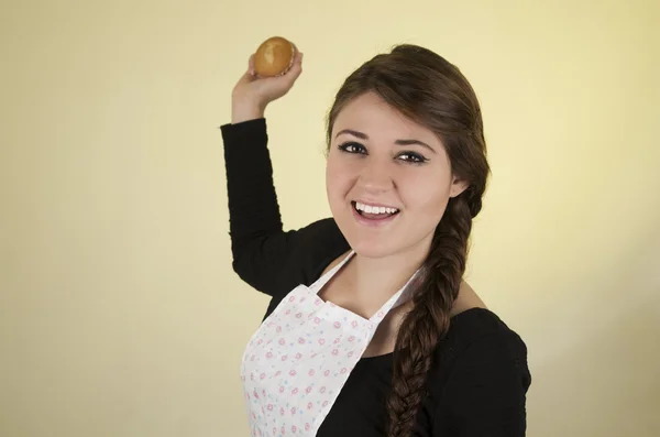 Mooie jonge vrouw chef-kok baker schort dragen — Stockfoto