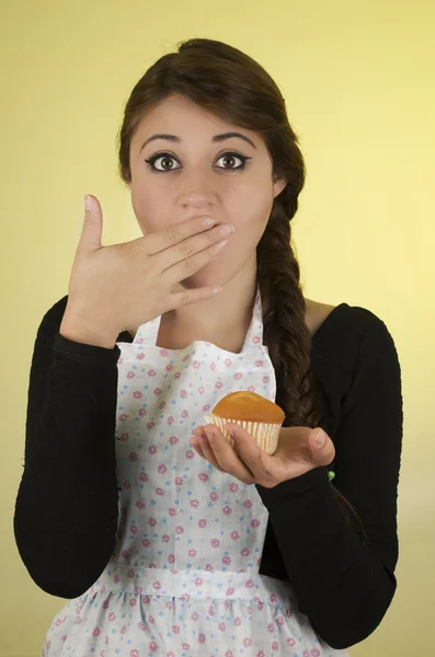 Mooie jonge vrouw chef-kok baker schort dragen — Stockfoto