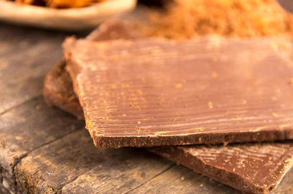 Cioccolato triturato su un tavolo di legno — Foto Stock