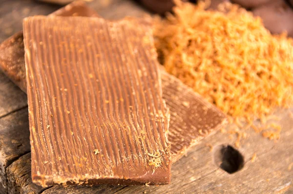 Cioccolato triturato su un tavolo di legno — Foto Stock