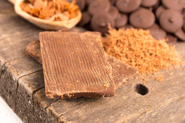 Cioccolato triturato su un tavolo di legno — Foto Stock