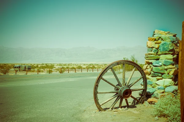 Roda velha do vagão no parque nacional do vale da morte — Fotografia de Stock