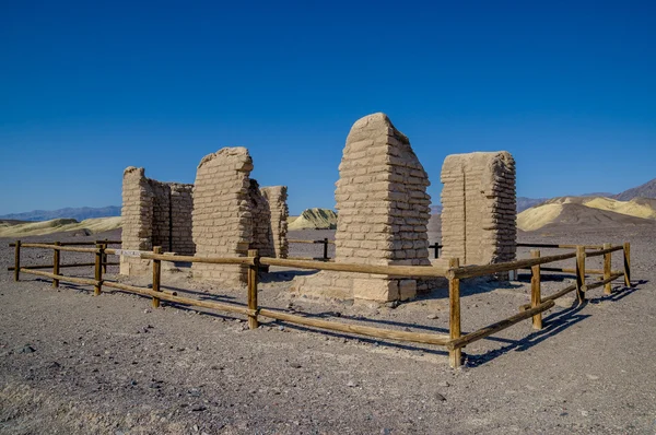 Ruine einer alten Borax-Mine im Death-Valley-Nationalpark — Stockfoto