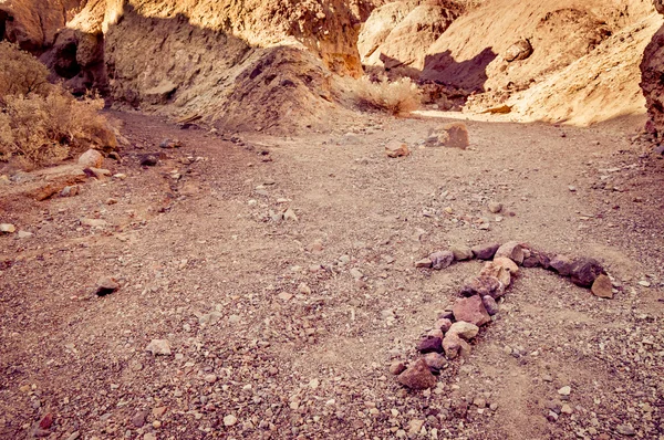 Βέλος με βράχια στην κοιλάδα του θανάτου εθνικό πάρκο — Φωτογραφία Αρχείου