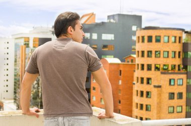 Quito şehir manzaralı balkonundan görünen genç adam