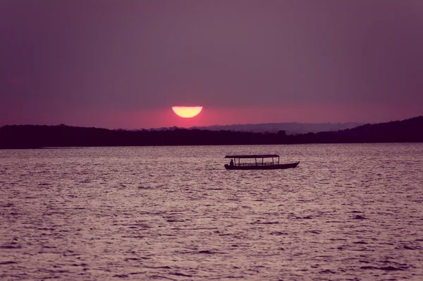 Por do sol junto ao mar em isla de flores guatemala — Fotografia de Stock