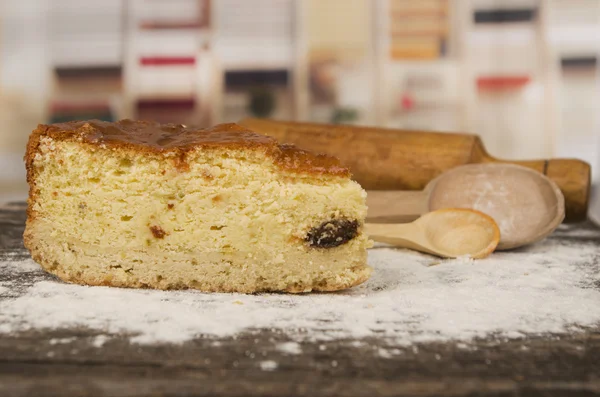 Вкусный кусок самодельного ванильного торта украшенный кастерным сахаром — стоковое фото