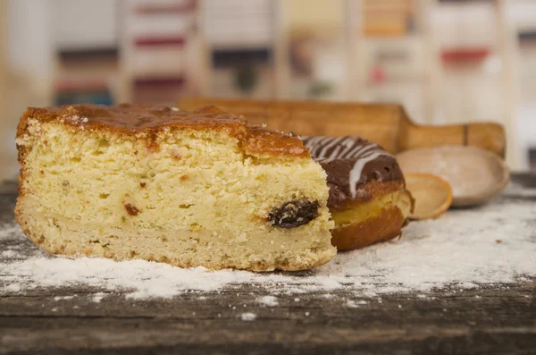 Вкусный кусок самодельного ванильного торта украшенный кастерным сахаром — стоковое фото