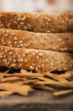 ahşap masa üstünde bütün ekmek dilimleri