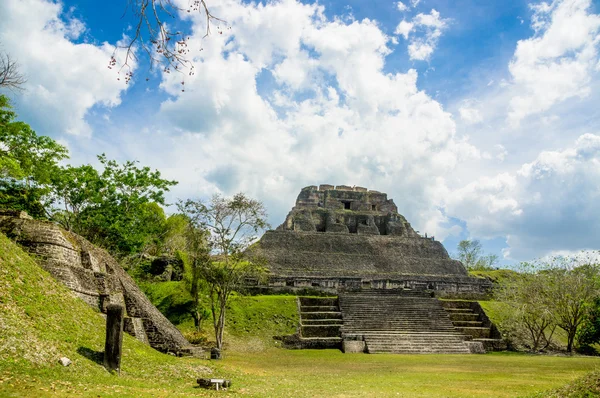 Xunantunich maya sitesi Belize'de Harabeleri — Stok fotoğraf