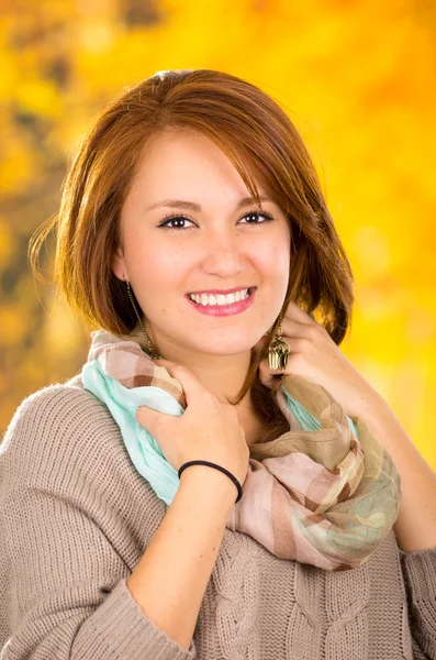 Portrait of beautiful young girl in autumn fall — Stock Photo, Image