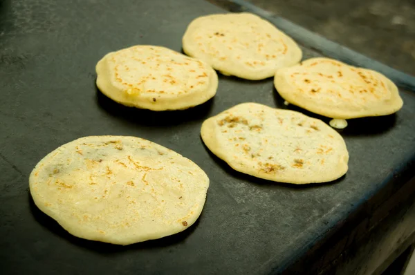 Fazendo tortilhas típicas de guatemala — Fotografia de Stock