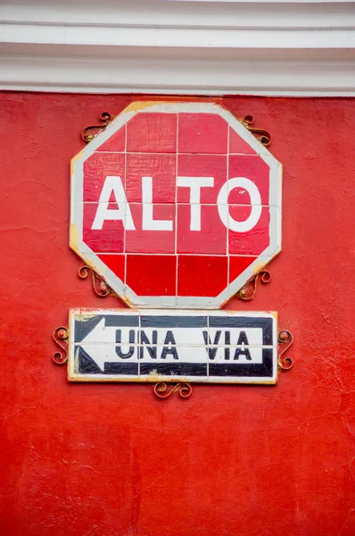 Halte- und Einbahnstraßenschilder auf spanisch alto una via — Stockfoto