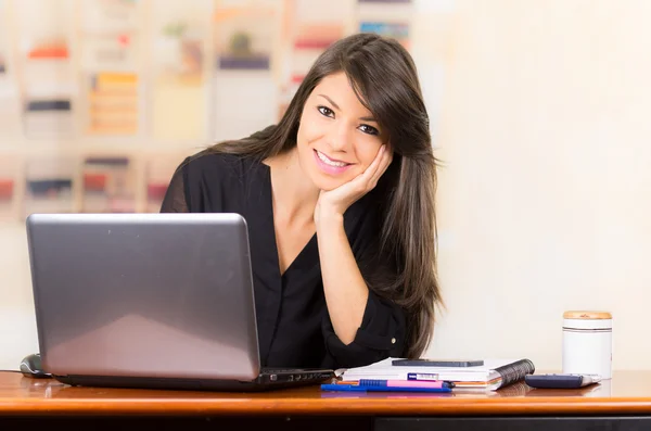 Belle jeune fille brune travaillant avec un ordinateur portable — Photo