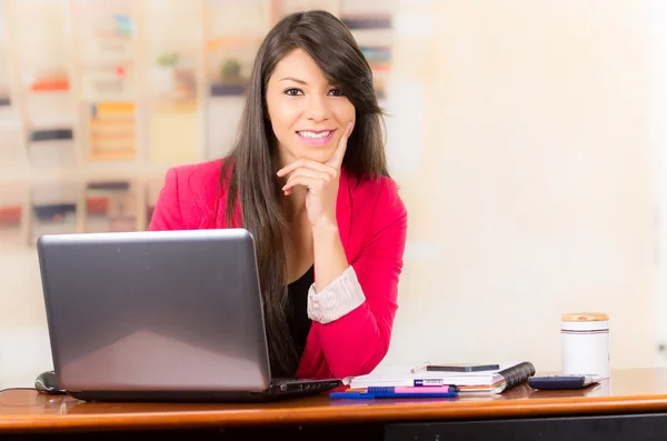 Beautiful young brunette girl working with laptop — Stock Photo, Image