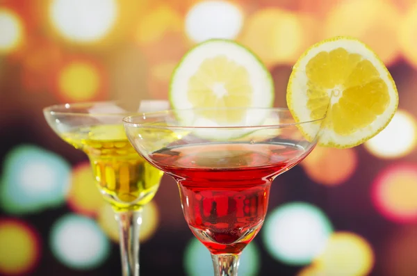 Cocktails on a table in bar — Stock Photo, Image