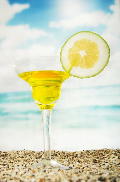 Cocktails frutados na praia — Fotografia de Stock