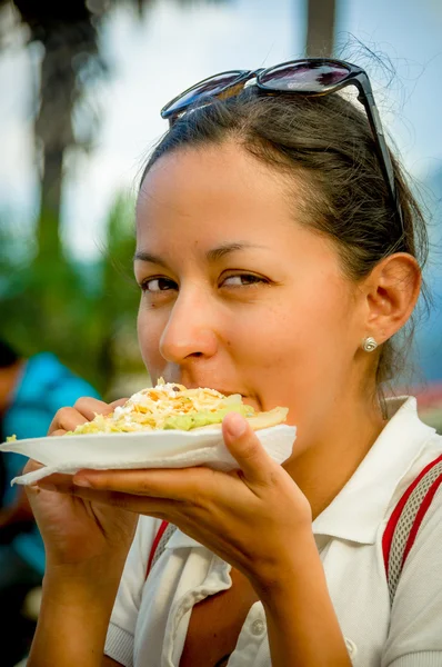 Vacker ung flicka äter en tostada mjuka taco — Stockfoto