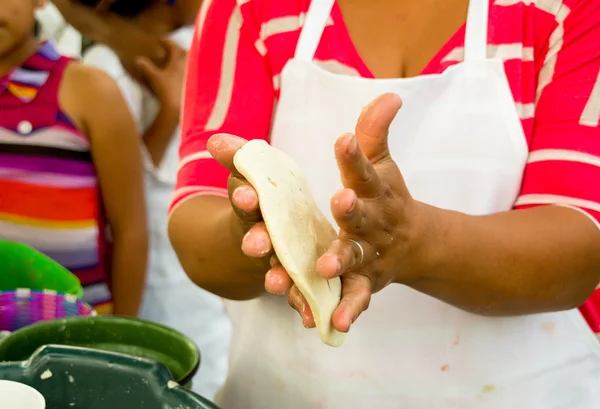 从危地马拉制作典型玉米饼 — 图库照片