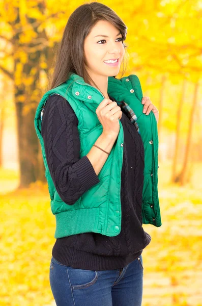 Портрет красивой юной брюнетки осенью — стоковое фото