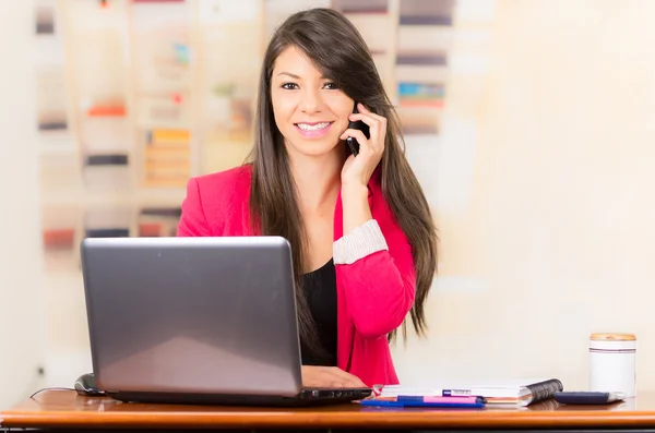 Menina morena bonita trabalhando com laptop — Fotografia de Stock