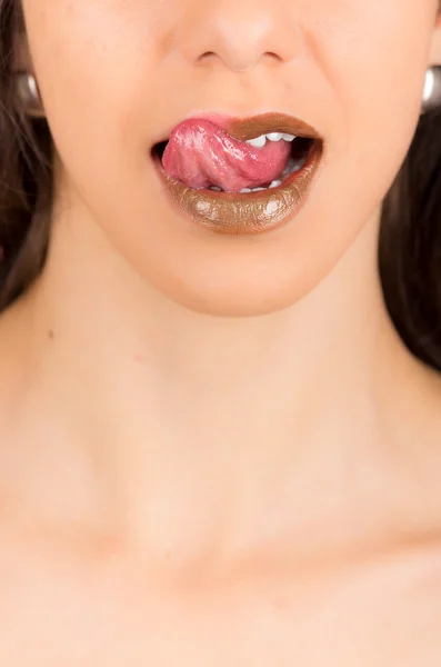 Hermosa joven comiendo chocolate — Foto de Stock