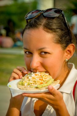 güzel genç kız tostada yumuşak taco yemek