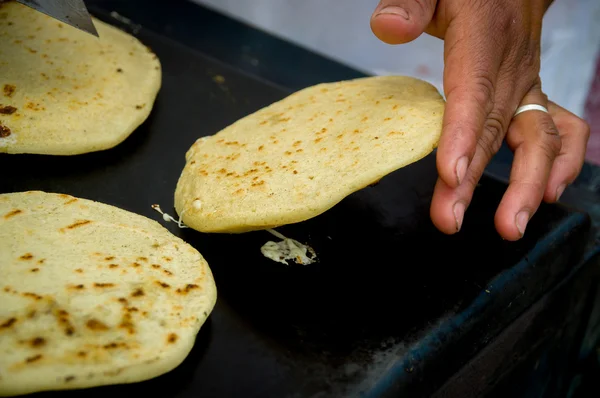 Membuat tortilla khas dari guatemala — Stok Foto