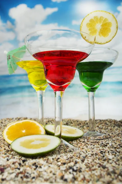 Fruity cocktails in the beach — Stock Photo, Image