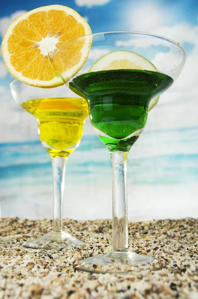 Cocktails frutados na praia — Fotografia de Stock