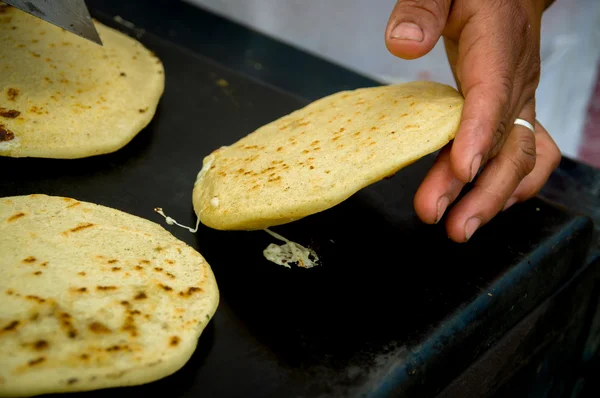 Herstellung typischer Tortillas aus Guatemala — Stockfoto