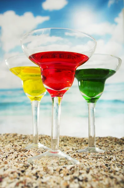 Фруктовые коктейли на пляже — стоковое фото