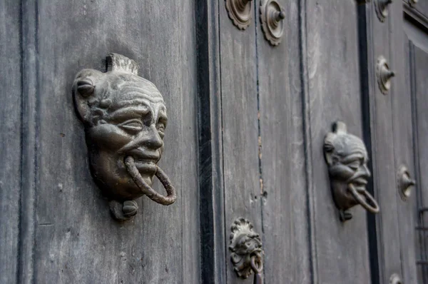 Houten barokke deur in antigua guatemala — Stockfoto