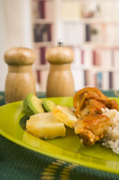 皿に白いご飯ジャガイモとチキン — ストック写真