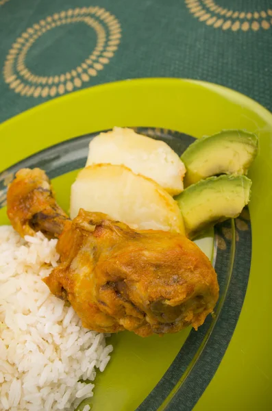 Pollo servido con patata de arroz blanco en un plato —  Fotos de Stock