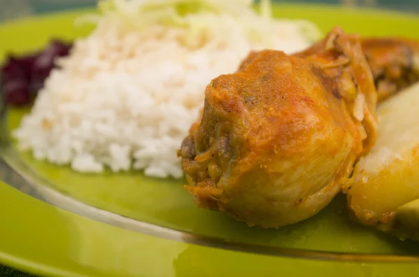 Pollo servido con patata de arroz blanco en un plato — Foto de Stock