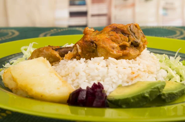 닭고기와 흰 쌀 감자 접시에 봉사 — 스톡 사진