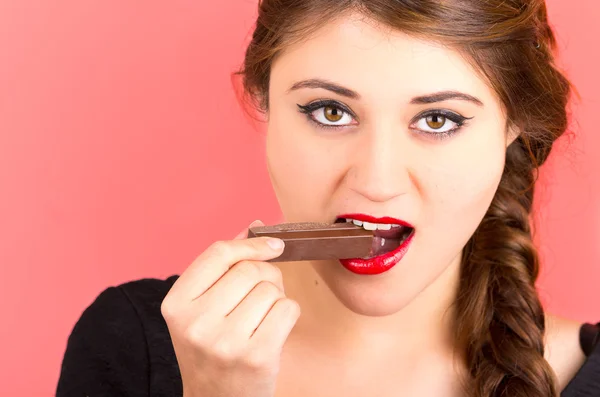 Bella ragazza mangiare cioccolato — Foto Stock