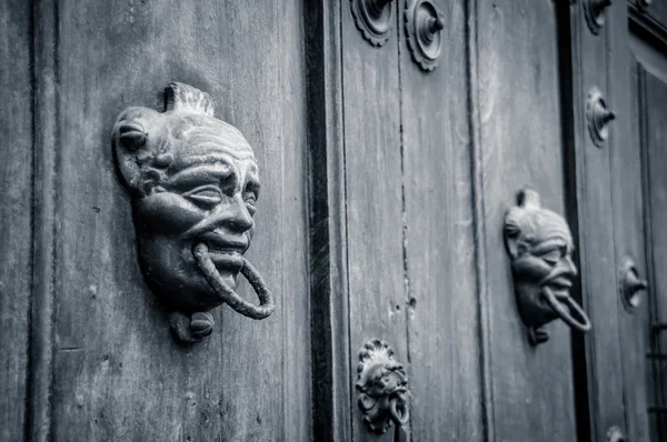 Porta barroca de madeira em antigua guatemala — Fotografia de Stock