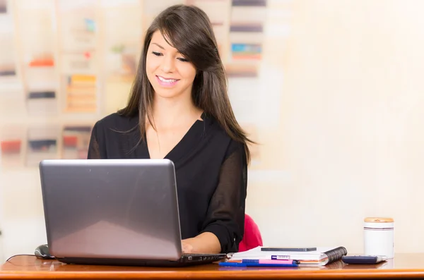 Vacker ung brunett flicka arbetar med laptop — Stockfoto