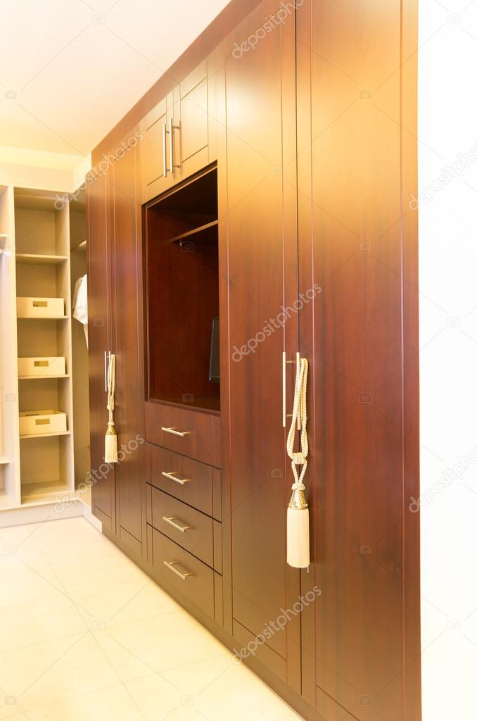 Armario de madera grande — Fotos de Stock © pxhidalgo #55285863