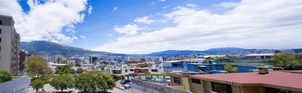 Çatıları Quito Ekvador arka planda Pichincha volcano ile — Stok fotoğraf