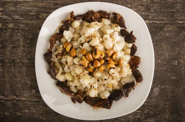 Hominy en geroosterde maïs noten traditionele Ecuadoraanse voedsel — Stockfoto