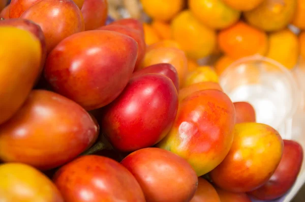 Стопка помидоров на рынке — стоковое фото