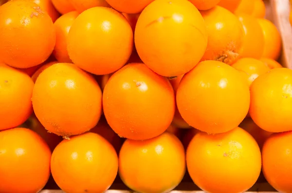 西红柿在市场上的堆栈 — 图库照片