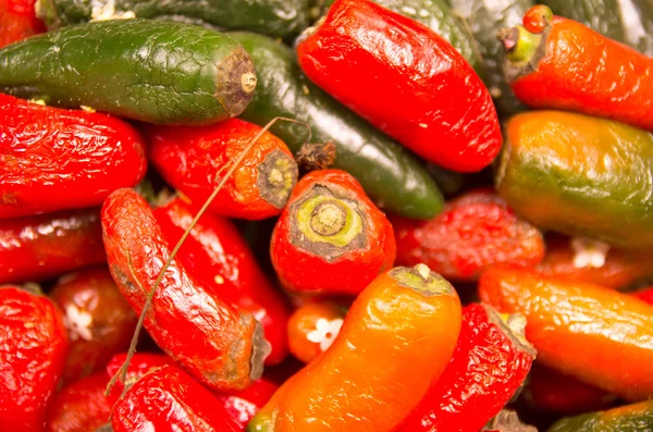 Pila di peperoncini al mercato — Foto Stock