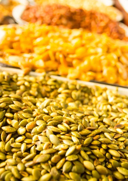 Pumpkin seeds and fried broad beans in market stand — Stock Photo, Image